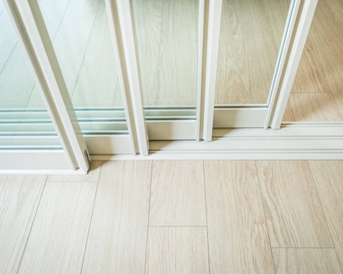Jak správně ukončit plovoucí podlahu u dveří pomocí přechodové lišty?