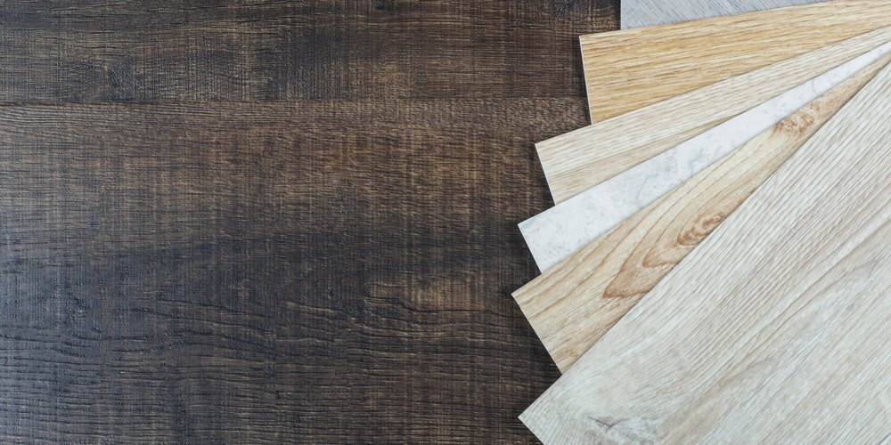 Vinylové podlahy s imitací dřeva, dlažby i betonu