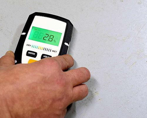 Měření vlhkosti podkladu při pokládce podlahy je klíčové. Jak se provádí?