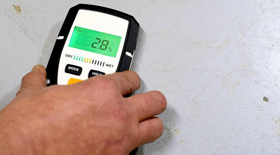 Měření vlhkosti podkladu při pokládce podlahy je klíčové. Jak se provádí?