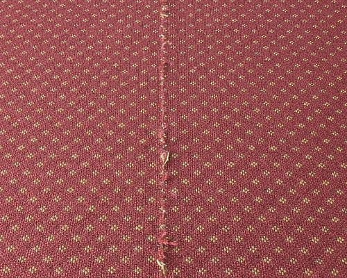 Chyby při pokládce koberců: co je skutečně chyba a co jen vlastnost materiálu