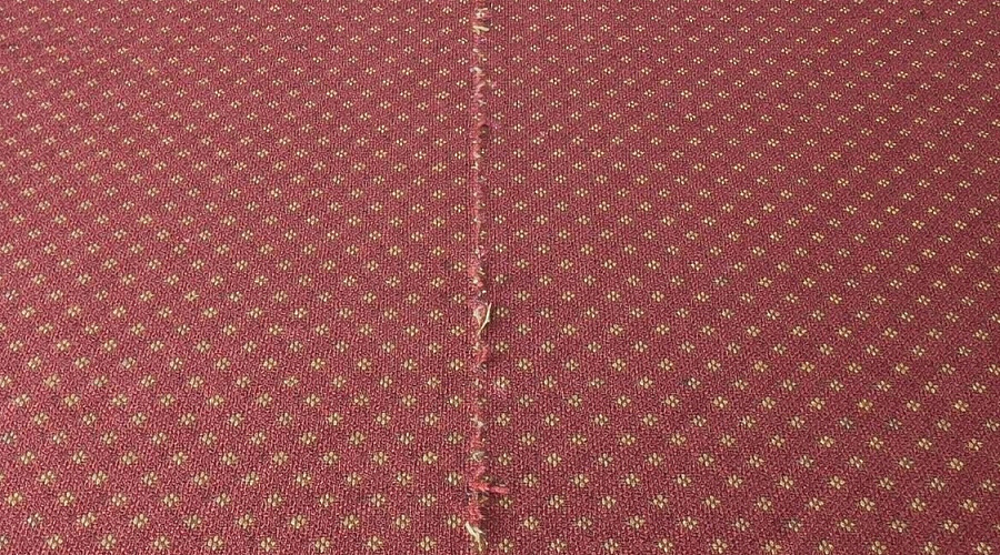 Chyby při pokládce koberců: co je skutečně chyba a co jen vlastnost materiálu