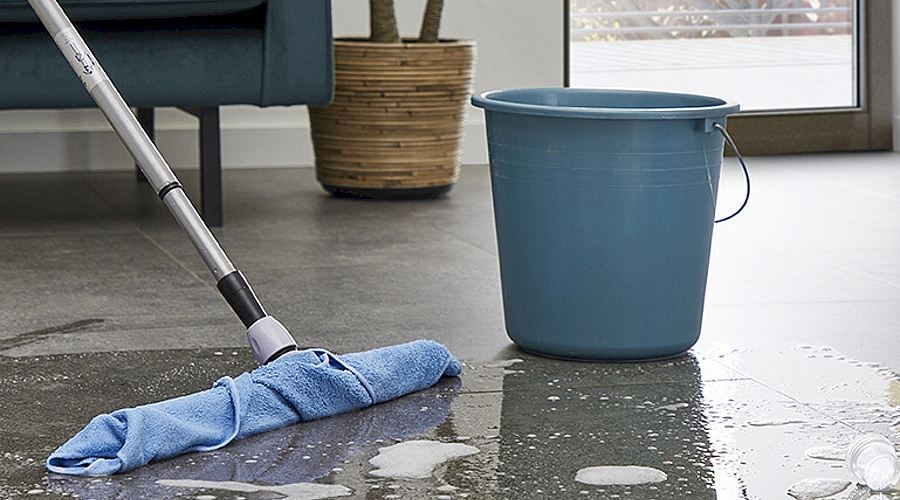 Čističe v interiéru: jak uklízet podlahy správně (bez zbytečných chyb)