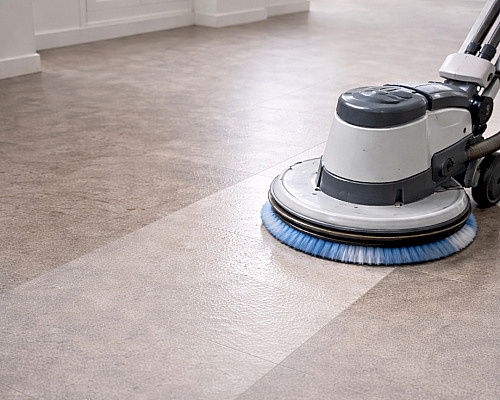 Hloubkové čištění PVC podlah: Jak a proč používat strojní metodu