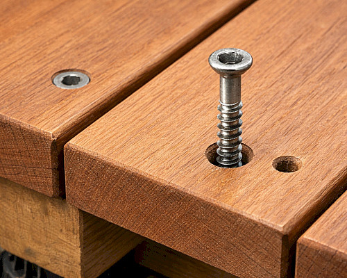 Jak správně šroubovat terasu: vruty, předvrtání a mezery mezi prkny