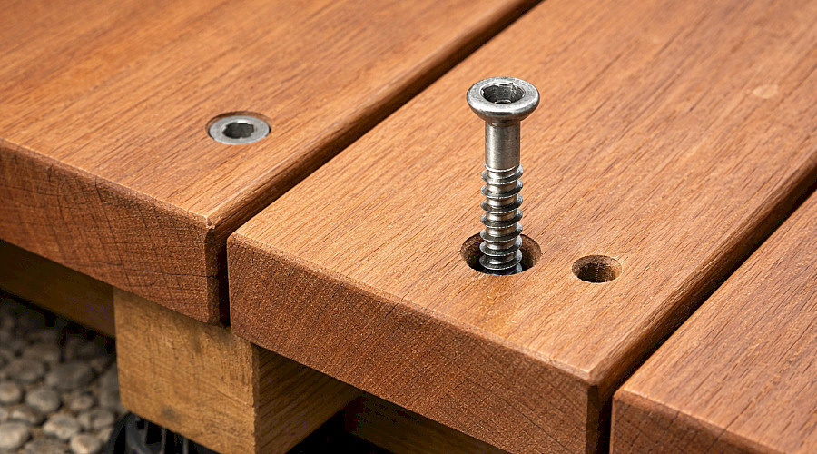 Jak správně šroubovat terasu: vruty, předvrtání a mezery mezi prkny