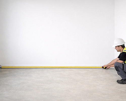 Jak správně zaměřit podlahu před pokládkou