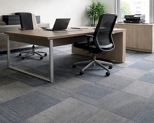 Jak vybrat koberec do kanceláře: zátěž, akustika, údržba a typy podlah