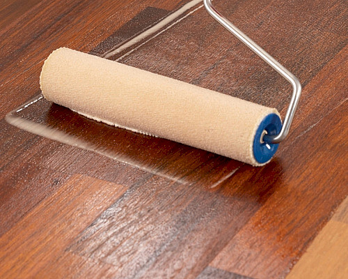 Jak probíhá olejování dřevěné podlahy krok za krokem 