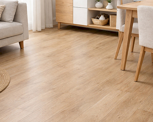 Lepená vinylová podlaha – kdy dává smysl a v čem má výhody proti zámkovému vinylu