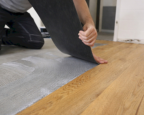 Lepené vinylové podlahy a jejich pokládka – správný technologický postup