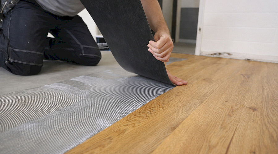Lepené vinylové podlahy a jejich pokládka – správný technologický postup