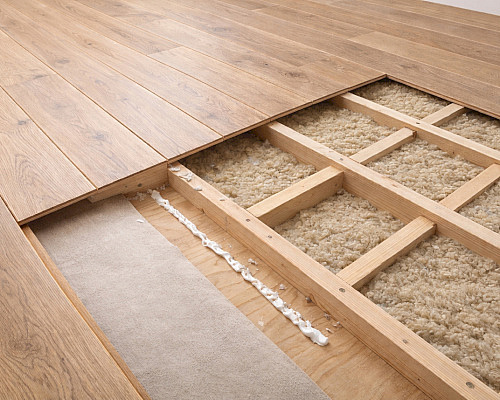 Jak namontovat masivní podlahu na rošt? 