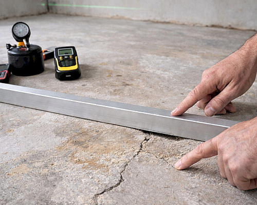 Nečekané vícenáklady při pokládce podlahy – na co vás levá nabídka nepřipraví