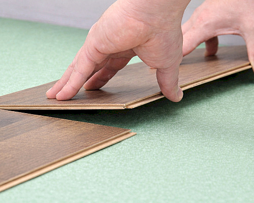 Jak položit plovoucí laminátovou podlahu – správné spojení lamel click systémem