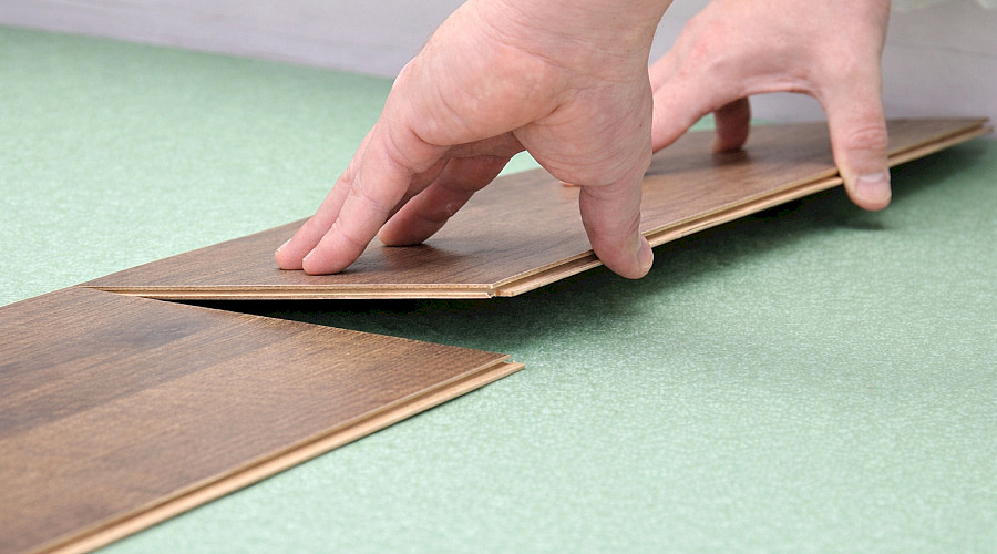 Jak položit plovoucí laminátovou podlahu – správné spojení lamel click systémem