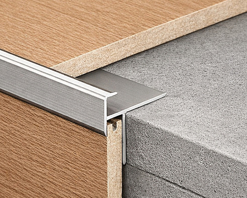 Použití laminátové podlahy na schodech – kdy je možné a jak se správně řeší obklad