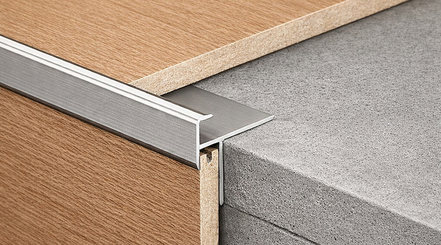 Použití laminátové podlahy na schodech – kdy je možné a jak se správně řeší obklad