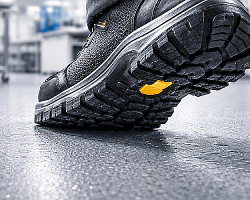 Protiskluznost podlah: co znamenají třídy R9, R10 a R11 a kdy je potřebujete