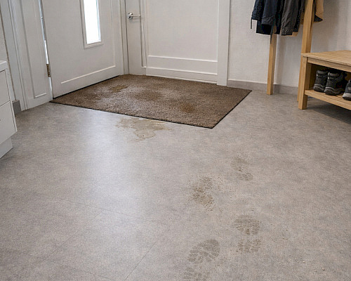 PVC podlaha v chodbě a předsíni – jak vybrat do vysokého provozu