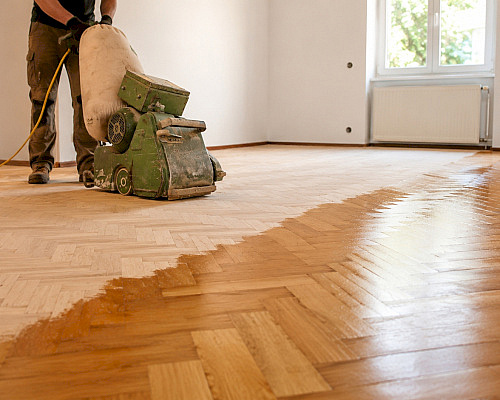 Renovace lakované podlahy: broušení, přelakování a lokální opravy