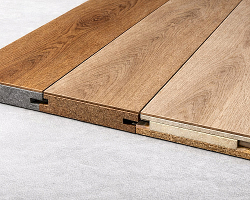 SPC vs. laminát vs. hybridní vinyl – skutečné rozdíly v konstrukci a použití