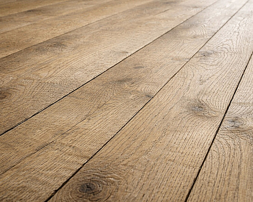 Speciální úpravy povrchu dřevěných podlah – ruční hoblování, škrábání a vintage struktury