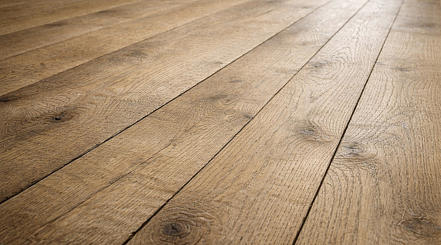 Speciální úpravy povrchu dřevěných podlah – ruční hoblování, škrábání a vintage struktury