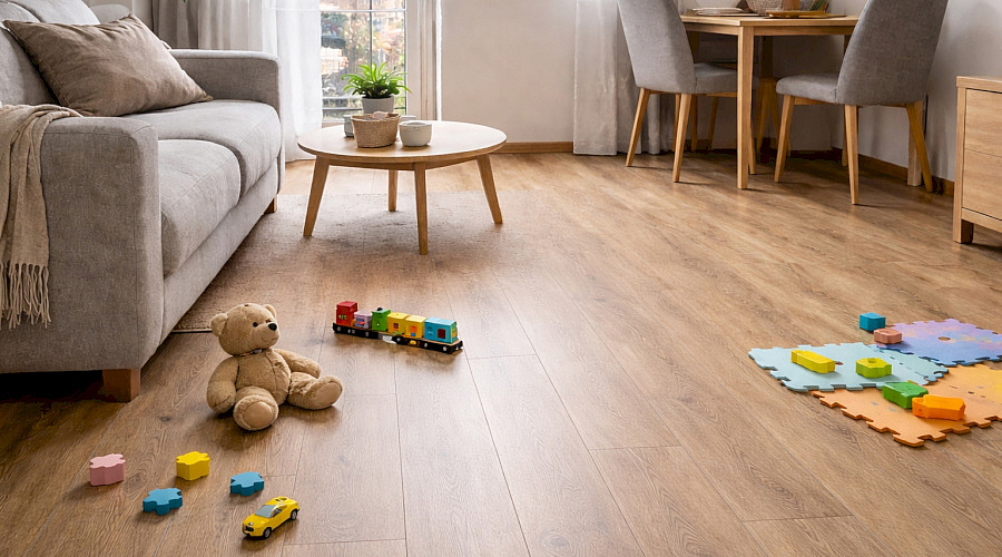 Tiché podlahy i v hlučné domácnosti – jak snížit kročejový hluk v bytě