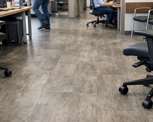 Zátěžové podlahy – jak vybrat odolnou podlahu pro vytížené prostory