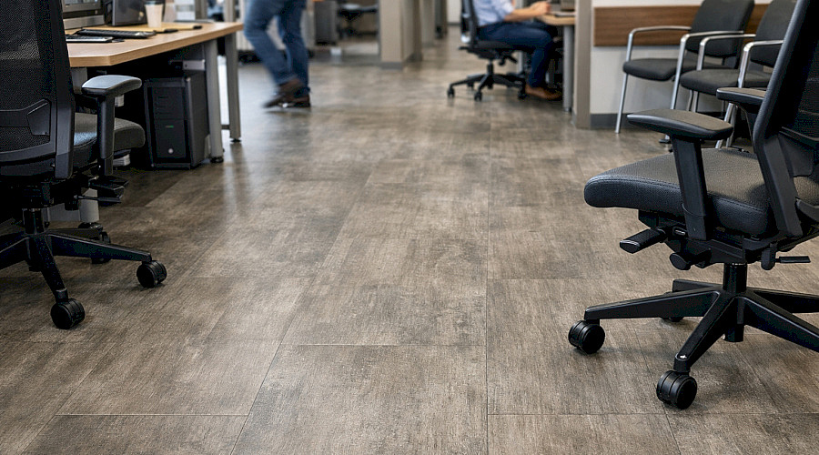 Zátěžové podlahy – jak vybrat odolnou podlahu pro vytížené prostory