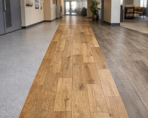 Zátěžové PVC vs. vinyl, SPC a LVT – jak vybrat správnou podlahu do provozu