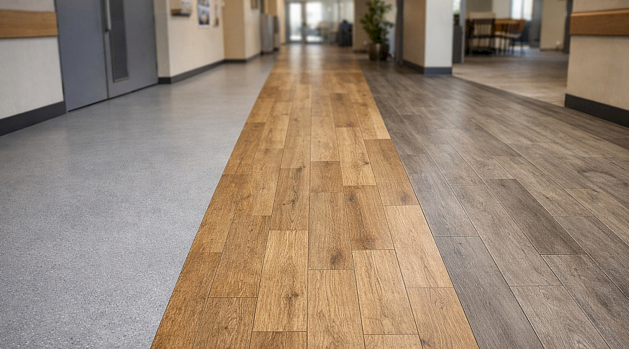 Zátěžové PVC vs. vinyl, SPC a LVT – jak vybrat správnou podlahu do provozu