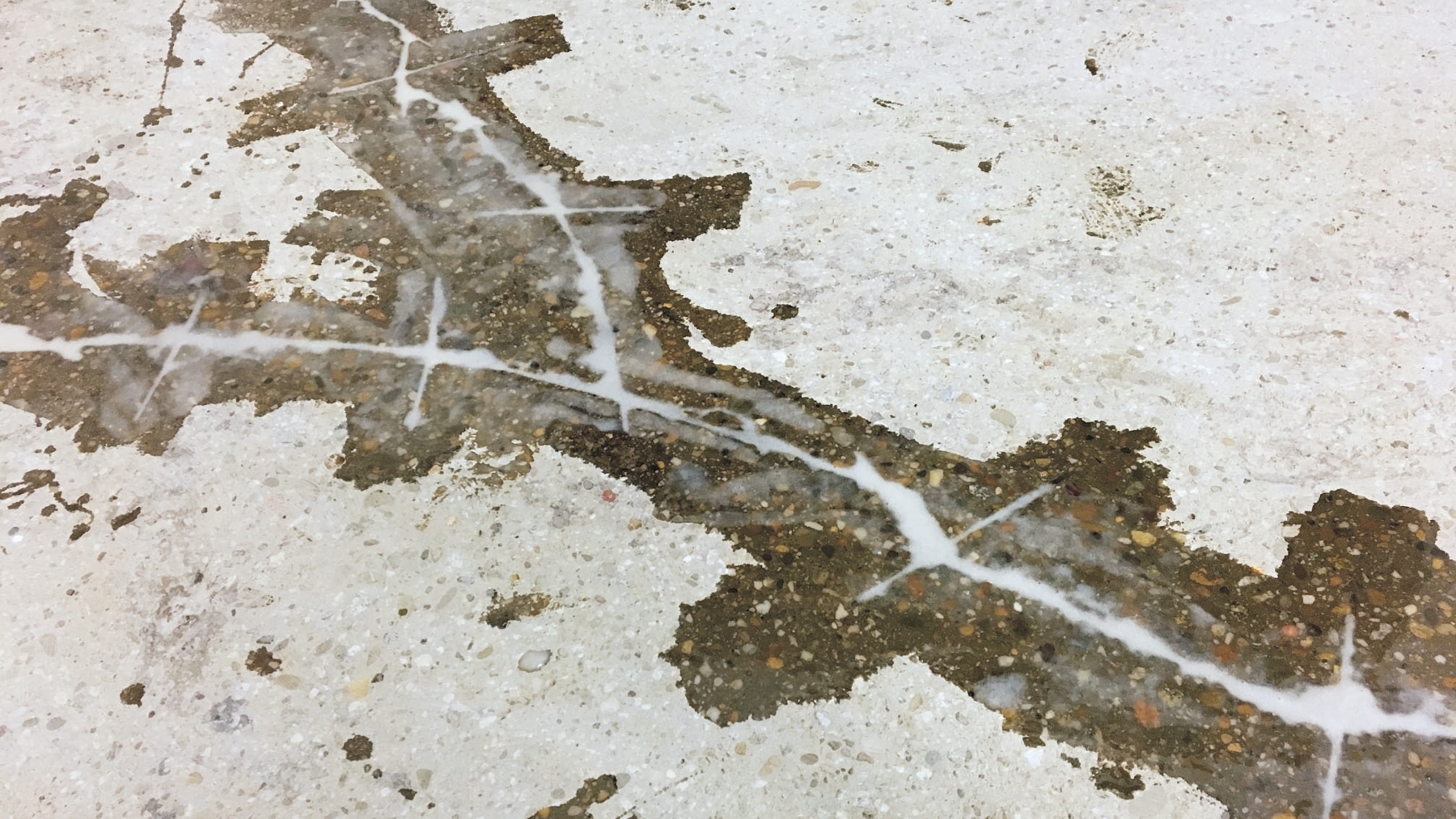 Opravy prasklin v podkladu (epoxidové pryskyřice)