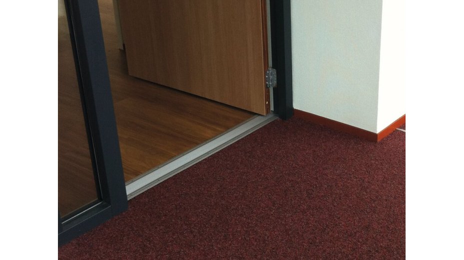 Přechodová lišta šroubovací plochá Küberit 470 S 140*3000 Imitace nerezi F2