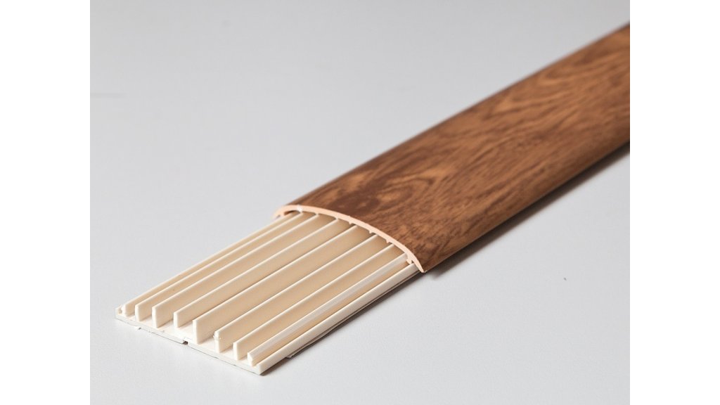 Vrchní díl lišty se po nasazení kabelů do základny lehce zklapne