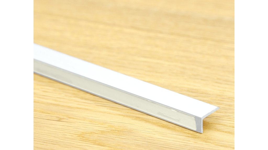 Pružné kaučukové lepidlo na vnější straně ukončovací lišty