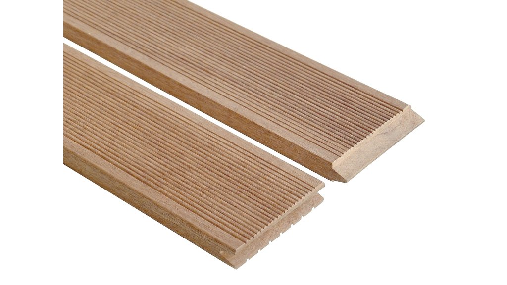Terasová prkna Bukit o rozměru 28 x 145 mm jsou opatřena perem a drážkou na příčné straně