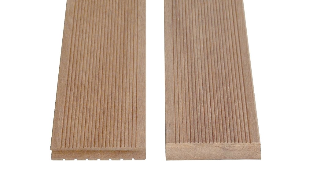 Terasová prkna Bukit o rozměru 28 x 145 mm jsou opatřena perem a drážkou na příčné straně