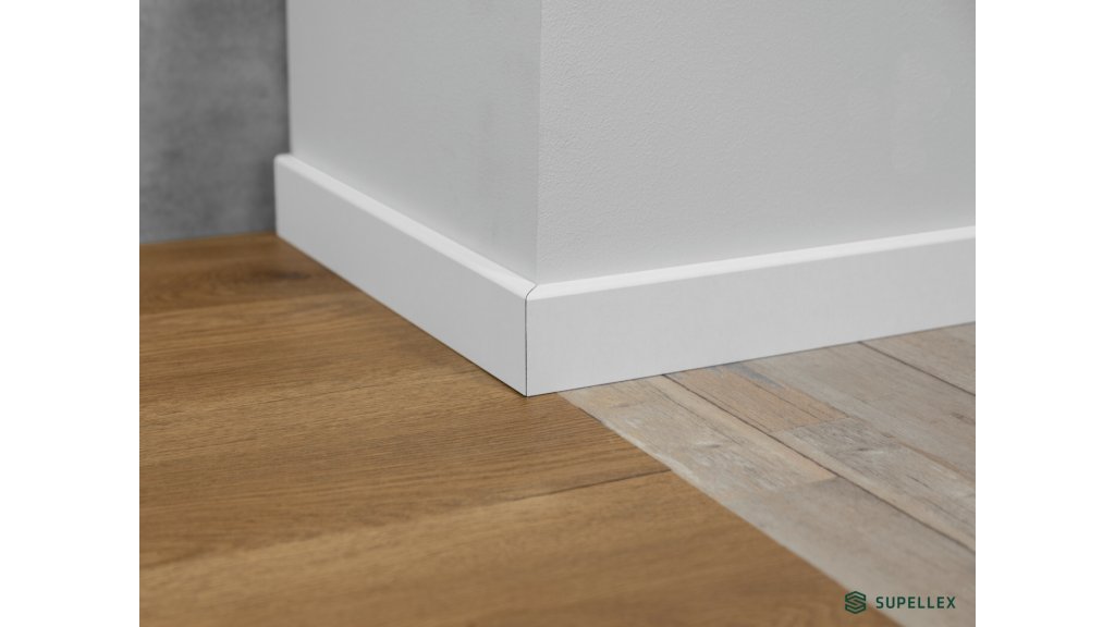 EGGER Cubical 60 L201 — bílá soklová lišta MDF, výška 58 mm, profil Cubical