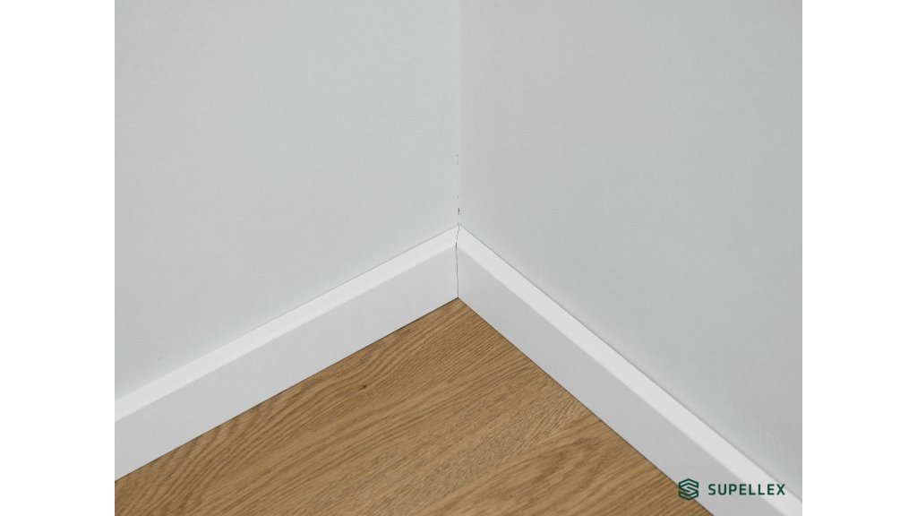 EGGER Cubical 60 L201 — bílá soklová lišta MDF, výška 58 mm, profil Cubical