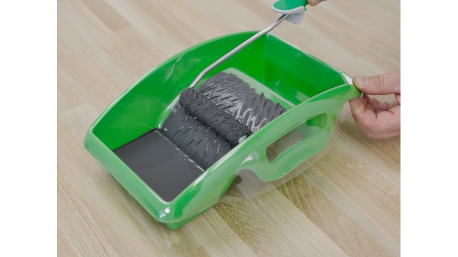 Naneseni barevneho oleje osmo valeckem z mikrovlakna