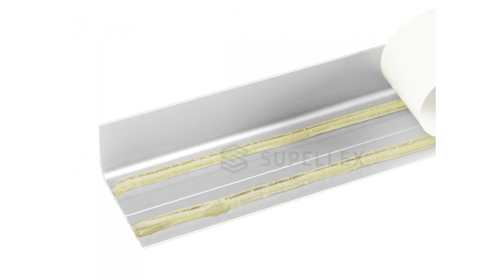 Pružné kaučukové lepidlo na spodní straně schodové lišty