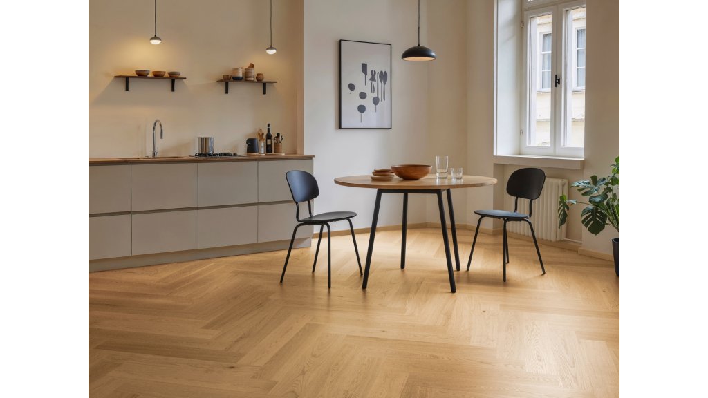 Dřevěná podlaha the family Dub Patrik 05 – rybí kost 137 × 790 mm, olej Live Natural