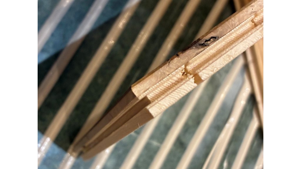 Dvouvrstvá podlaha Herringbone – detail spoje pero a drážka