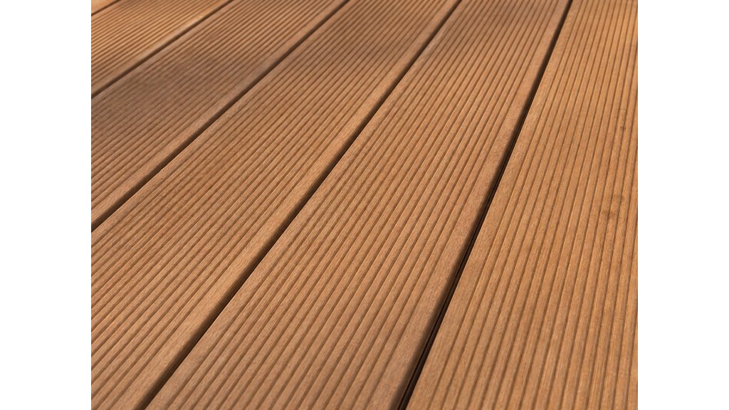 Detail terasových prken Bangkirai 25 × 145 mm – jemná drážka