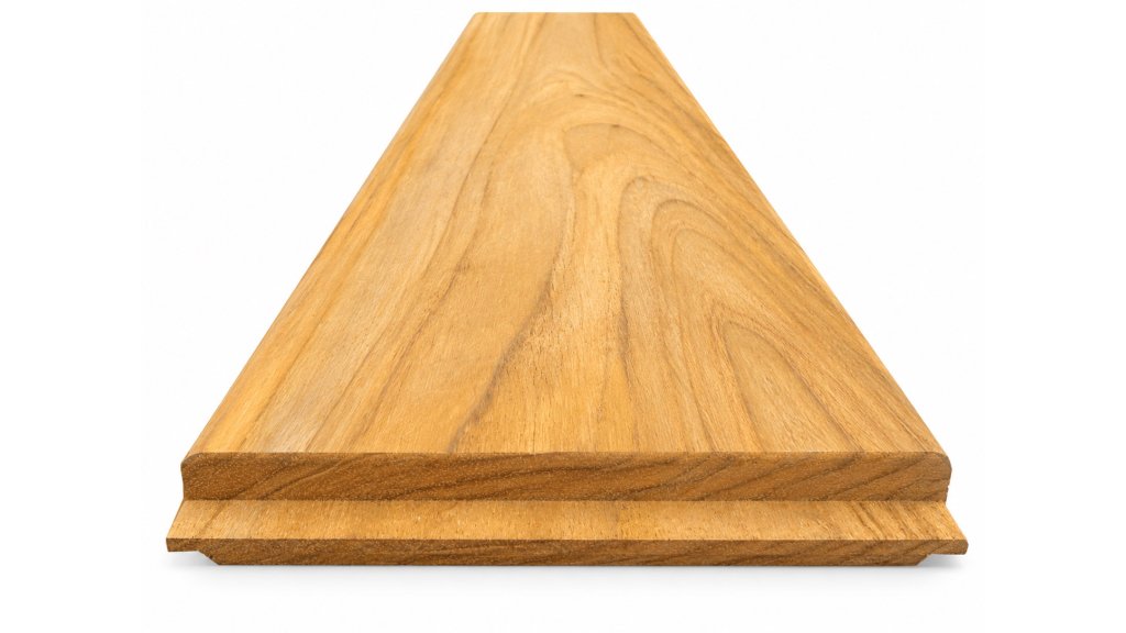 Detail terasového prkna Teak zachycuje hladkou pohledovou stranu, přirozenou kresbu teakového dřeva a provedení pera na příčné straně prkna pro délkové napojení