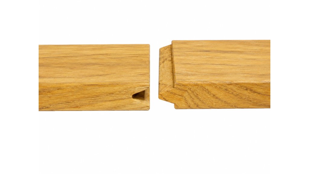 Detail příčných konců terasových prken Teak zachycuje provedení kónického pera a drážky, které umožňuje délkové napojení prken mimo podkladní konstrukci