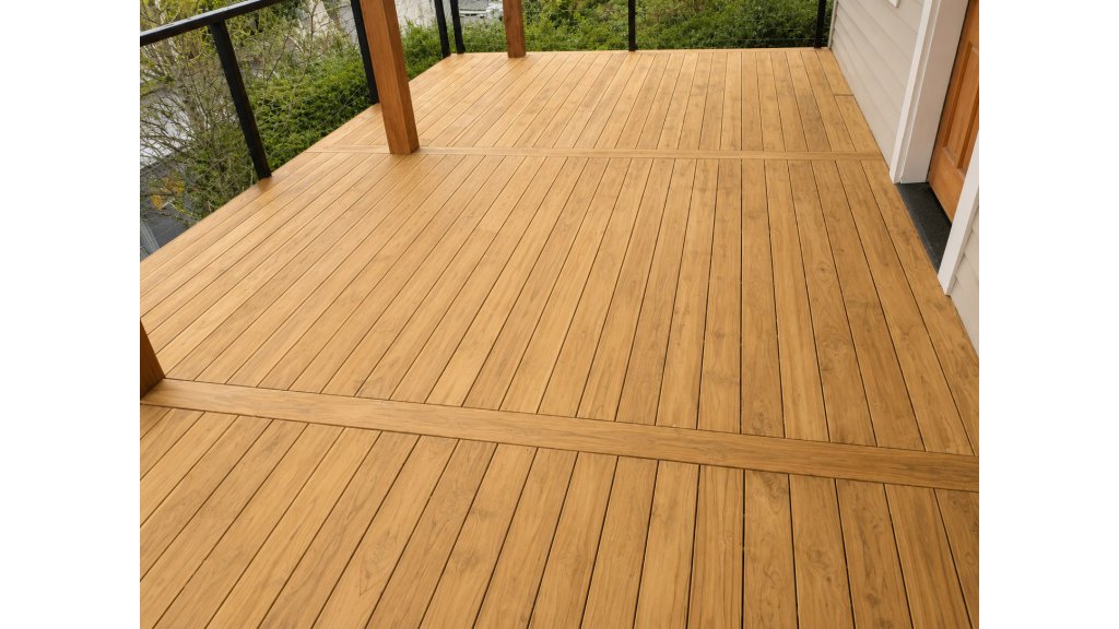 Terasa z prken Teak 20 × 90 mm – realizace s rámováním plochy