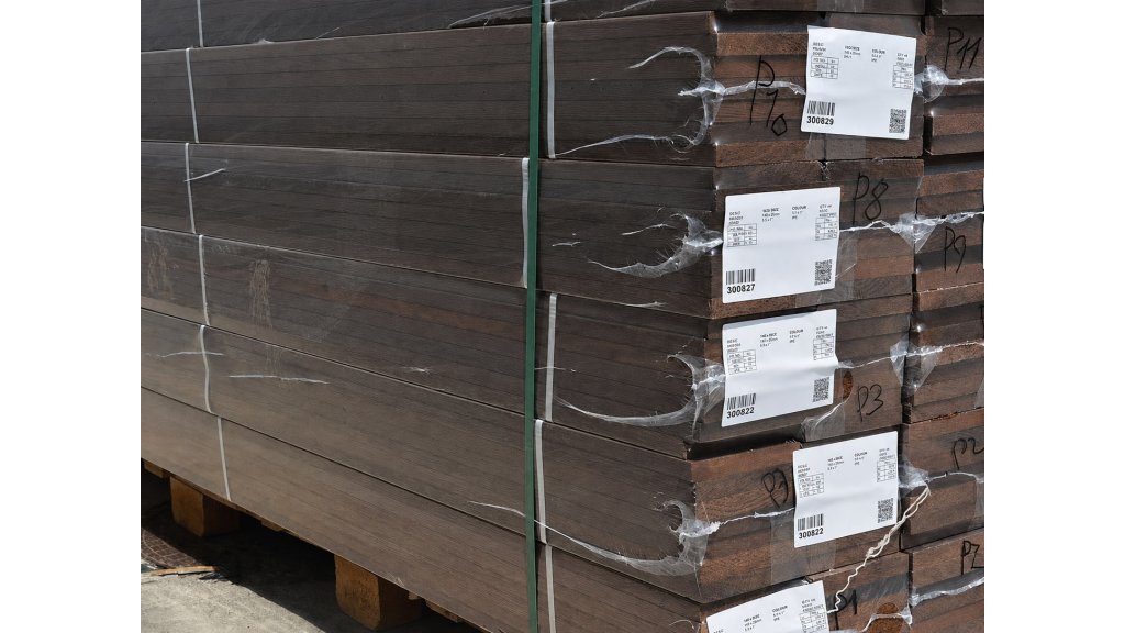 Paleta hladkých terasových prken Jasan Thermowood v rozměru 20 × 140 mm, připravených pro skladování a expedici